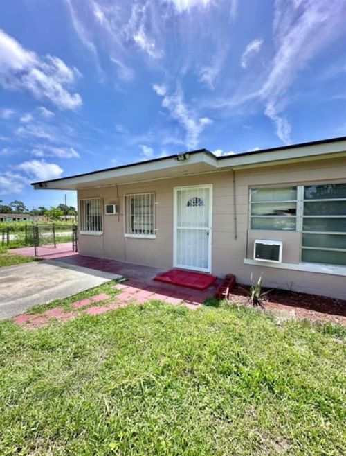 3301 Avenue I, Fort Pierce, FL, 34947-2333 | Card Image