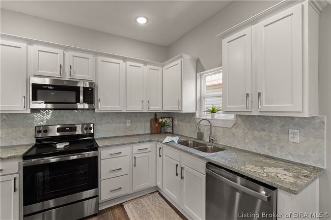 237 Graham St, Home with 3 bedrooms, 2 bathrooms and null parking in Jeffersonville IN | Image 14