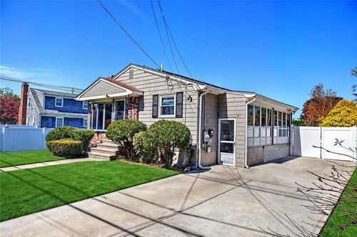 8 Ashby St, Johnston, RI, 02919-6602 | Card Image