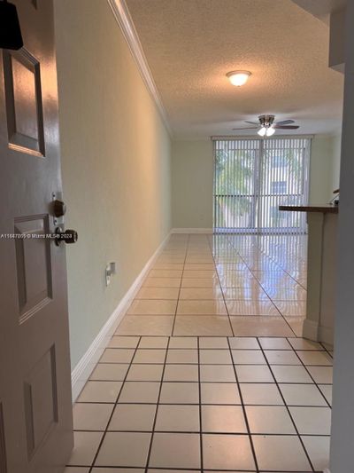 404 - 8215 Lake Dr, Condo with 1 bedrooms, 1 bathrooms and null parking in Doral FL | Image 2