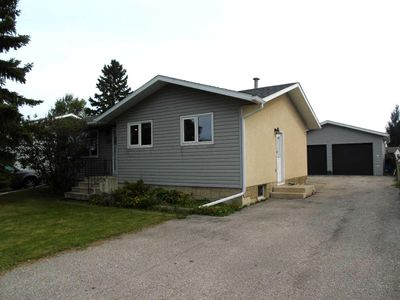 305 7 St Se, House detached with 4 bedrooms, 2 bathrooms and 4 parking in Slave Lake AB | Image 1