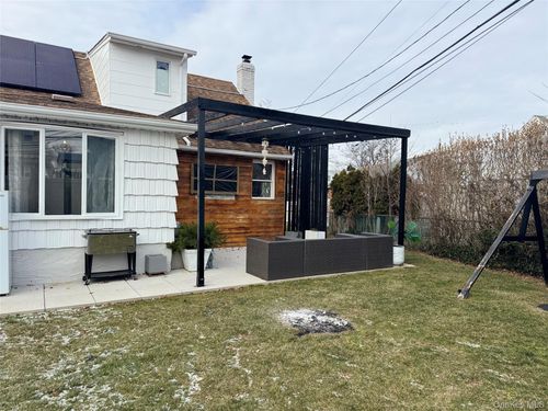 573 Martin Rd, Franklin Square, NY, 11010-1818 | Card Image