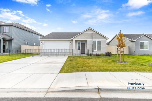 301 Sapphire Ave, Grandview, WA, 98930-3013 | Card Image