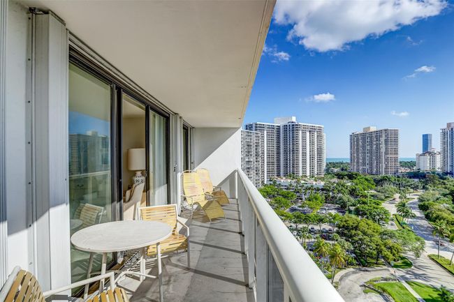1506 - 3675 N Country Club Dr, Condo with 2 bedrooms, 2 bathrooms and null parking in Aventura FL | Image 7