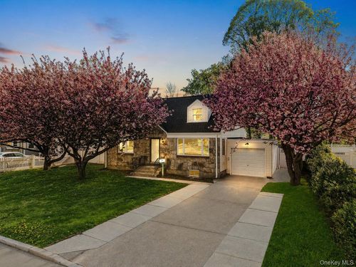 355 Sylvan Ln, Westbury, NY, 11590-1931 | Card Image