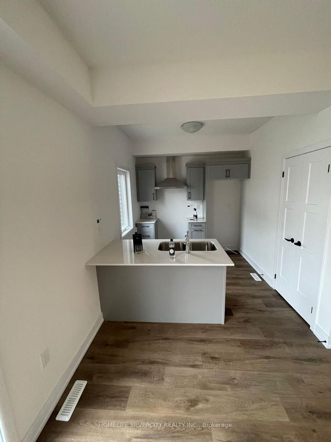 208 Prince William Way, House attached with 3 bedrooms, 3 bathrooms and 2 parking in Barrie ON | Image 4