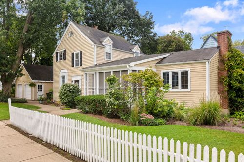 345 E Russell St, Barrington, IL, 60010-4452 | Card Image