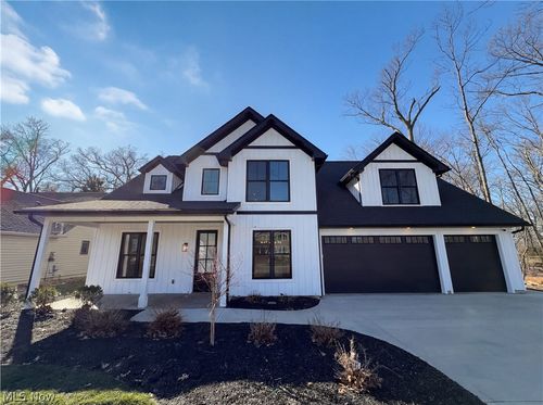 560 Red Oak Ln, Bay Village, OH, 44140-2686 | Card Image