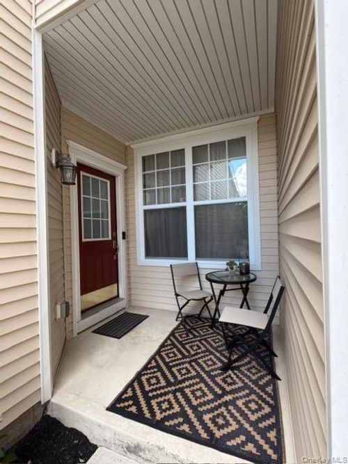 9 Cornwall Ln, Middletown, NY, 10940-5077 | Card Image