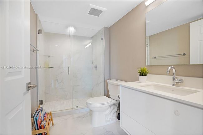 APT-704 - 1155 Brickell Bay Dr, Condo with 3 bedrooms, 2 bathrooms and null parking in Miami FL | Image 38