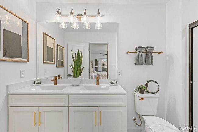 Ensuite bathroom with double vanity and toilet | Image 21