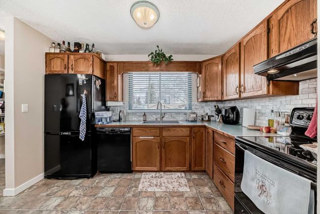 1328 Pennsburg Road Se, Home with 3 bedrooms, 2 bathrooms and 4 parking in Calgary AB | Image 10