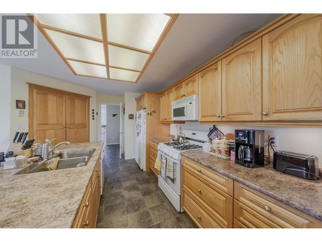 8562 Skyline Dr, House other with 5 bedrooms, 3 bathrooms and null parking in 70 Mile House BC | Image 17
