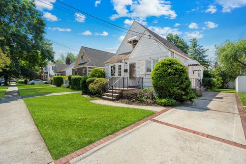 628 8th Ave, New Hyde Park, NY, 11040-5406 | Card Image