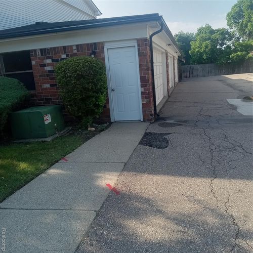 apt-102-30030 Wildbrook Dr, Southfield, MI, 48034-1323 | Card Image