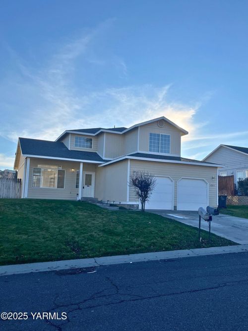 1204 W Home Ave, Selah, WA, 98942-1725 | Card Image