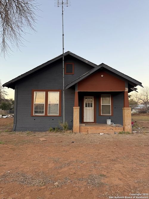 505 E Rio Grande St, Pearsall, TX, 78061-3326 | Card Image