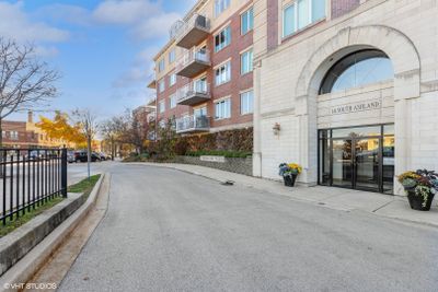 403 - 14 S Ashland Avenue, Condo with 2 bedrooms, 2 bathrooms and 2 parking in La Grange IL | Image 1