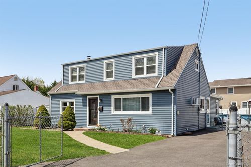 1326 4th St, West Babylon, NY, 11704-4752 | Card Image