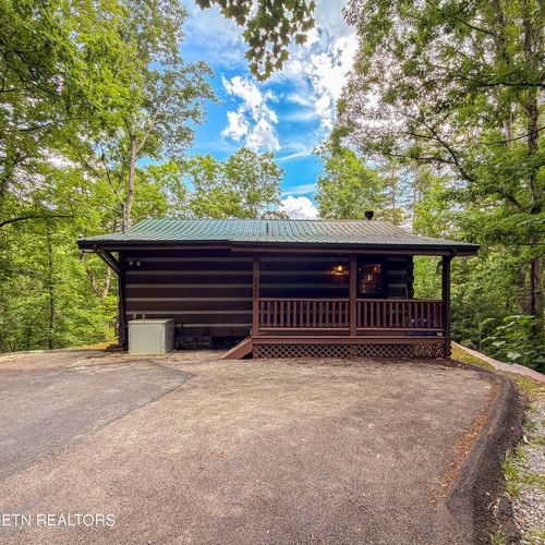 3040 Patty View Way, Pigeon Forge, TN, 37862-7840 | Card Image