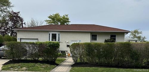 313 2nd Ave, Brentwood, NY, 11717-5021 | Card Image