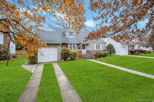 203 Green Valley Rd, East Meadow, NY, 11554-1521 | Card Image