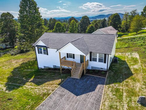 271 Freeman Place Trl, Hendersonville, NC, 28792-7715 | Card Image