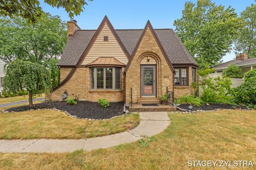 3331 Fulton St, Grand Rapids, MI, 49546-1314 | Card Image