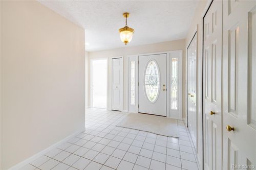 26218 James Dr, Grosse Ile, MI, 48138-2172 | Card Image