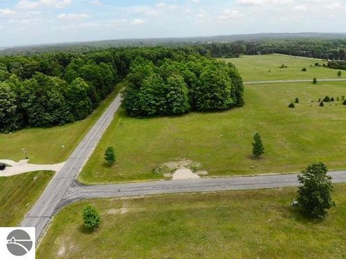 105 Pleasant Hill Dr, Cadillac, MI, 49601 | Card Image