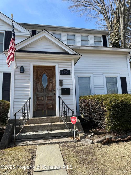 125 N Main St, Moscow, PA, 18444-9053 | Card Image