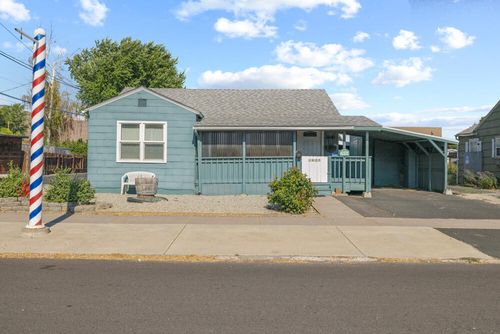 1633 Division St, Klamath Falls, OR, 97601-4308 | Card Image
