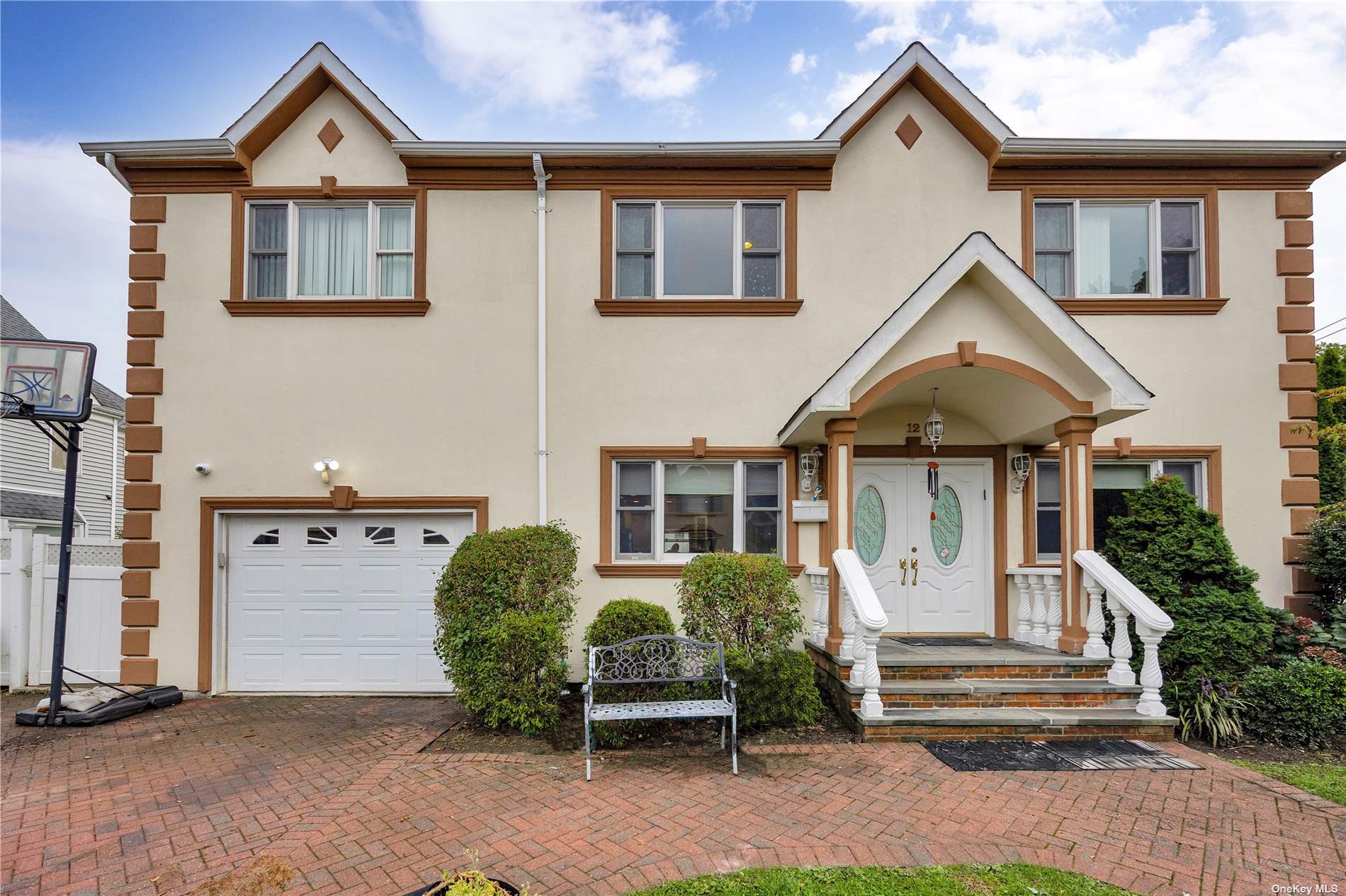 Maple St, Roslyn Heights, NY 11577