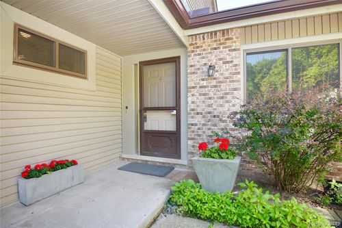 27295 Apple Blossom Ln, Southfield, MI, 48034-1074 | Card Image
