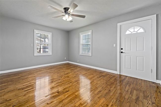 915 E Hanna St, House other with 3 bedrooms, 2 bathrooms and 2 parking in Calvert TX | Image 11