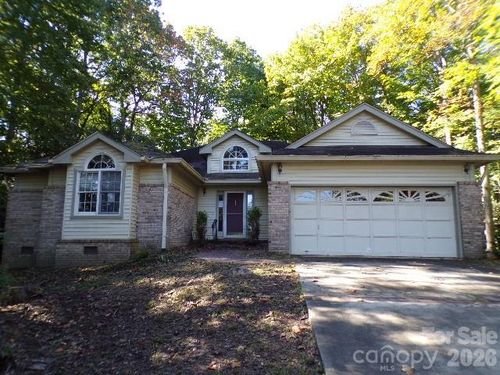 10 Governors Dr, Hendersonville, NC, 28791-1364 | Card Image