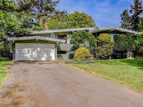 2041 Ferndale Rd, Saanich, BC, V8N2Y5 | Card Image