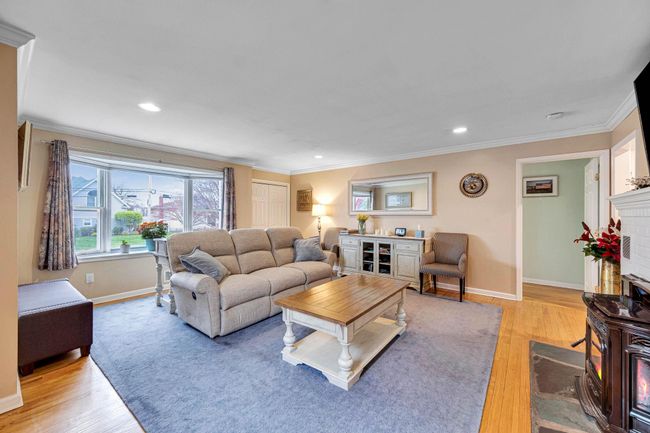 Living area featuring baseboards, crown molding, and light wood-style flooring | Image 27