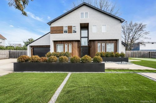 3 Maple St, Glenwood Landing, NY, 11547-3071 | Card Image