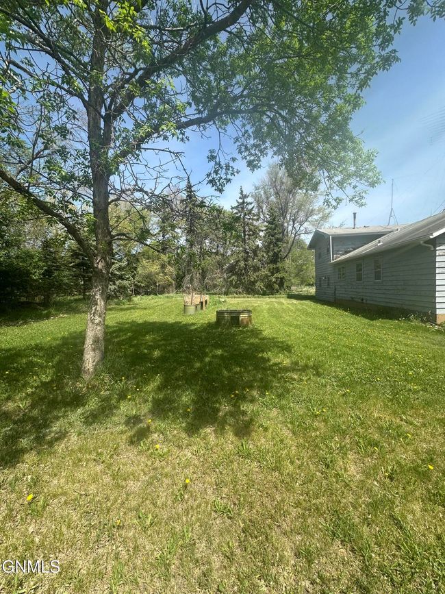 10185 99 Th St Se, House other with 5 bedrooms, 3 bathrooms and null parking in Oakes ND | Image 10