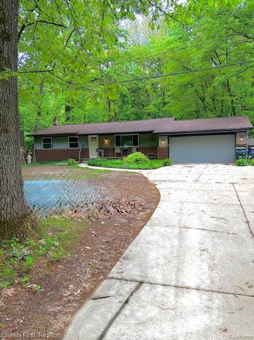 5844 Crandall Rd, Howell, MI, 48855-7706 | Card Image
