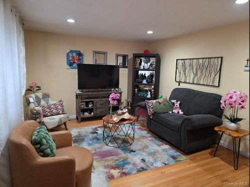 102 Applegate Dr, Central Islip, NY, 11722-1924 | Card Image