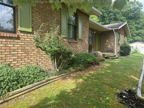 15 Woodland Dr, Madison, WV, 25130-1228 | Card Image