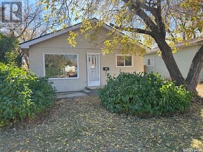 1021 Ominica St E, House other with 2 bedrooms, 1 bathrooms and null parking in Moose Jaw SK | Image 1