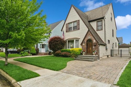 445 Wellington Rd, Mineola, NY, 11501-1438 | Card Image