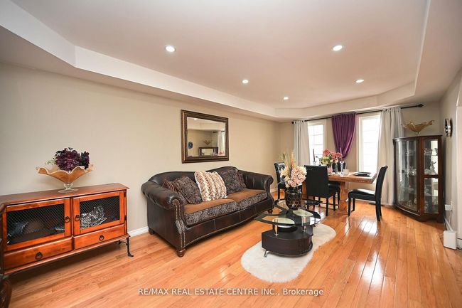 39 Decker Hollow Cir, House attached with 3 bedrooms, 6 bathrooms and 2 parking in Brampton ON | Image 4