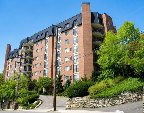 880 Rue De La Paix, Cincinnati, OH, 45220-1071 | Card Image