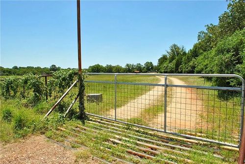 21741 E Interstate 10, Luling, TX, 78648-2523 | Card Image