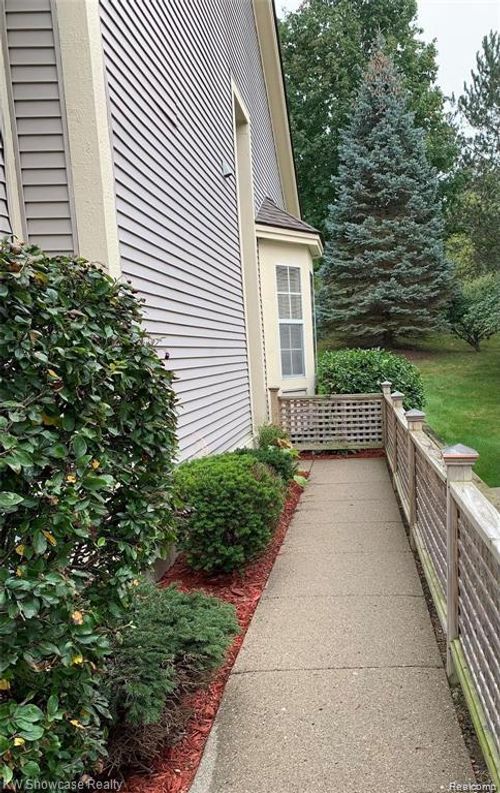 740 Whisperwood Trl, Fenton, MI, 48430-2285 | Card Image