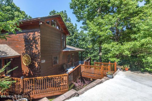 3103 Perry Circle Ln, Sevierville, TN, 37862-8482 | Card Image